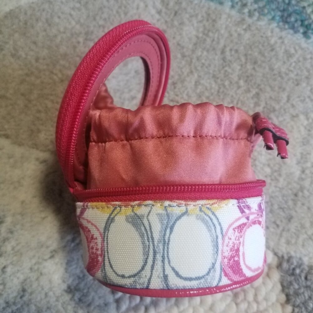 🧳 Coach Scribble Signature Round Travel Jewelry Case - Picture 4 of 6